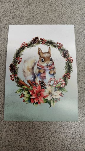 Открытка белочка в шарфике, в новогоднем венке. Чистая