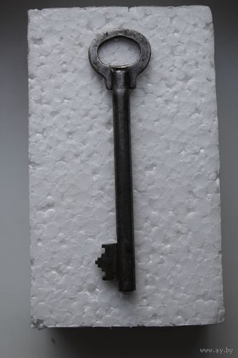 Длинный старинный ключ от замка