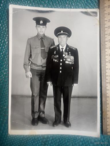 Фотография. Внук и дед. Преемственность поколений. (форма, знаки, награды)