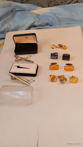 Запонки мужские и зажим для галстука.