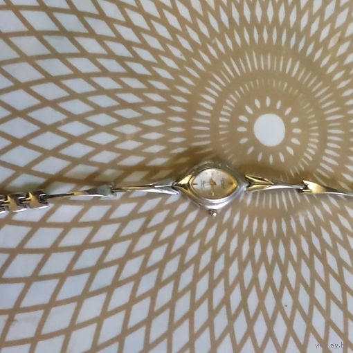 Часы наручные с браслетом CK , тикают. Состояние на скане.