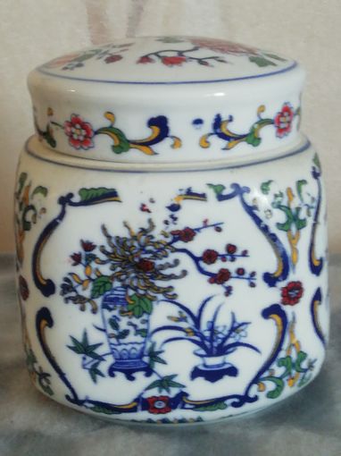 Старинная 4-гранная китайская банка для специй или сахара с крышкой. Фаянс или керамика. Ручная роспись.