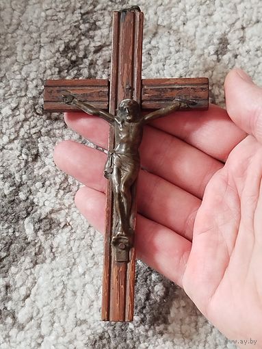 Старинный довоенный католический крест с бронзовым распятьем,с рубля