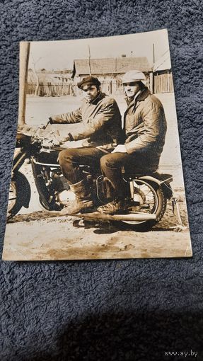 Колоритное фото Двое на мотоцикле, 1970-е гг.