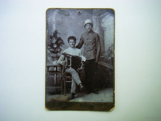 Фото до 1917г. П. Хадакх г. Кривой Рог "Гармонист с Тульской гармошкой, двойник Пуговкина, актёра".