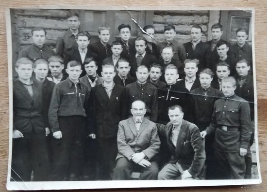 Фото выпуска группы шоферов в Минской автошколе. 1960 г. 12х17 см.