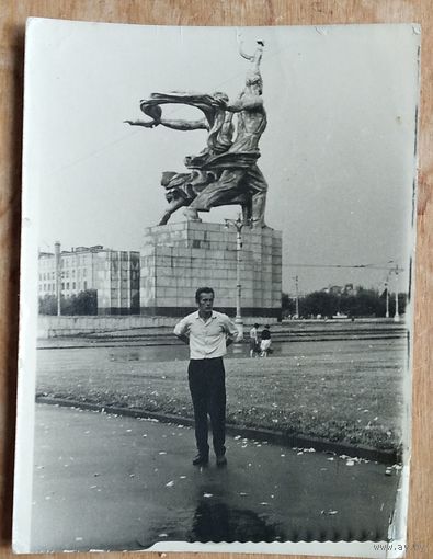 Москва. Фото у скульптуры Мухиной В. "Рабочий и колхозница" на ВДНХ. 1960-70-е. 9х12 см