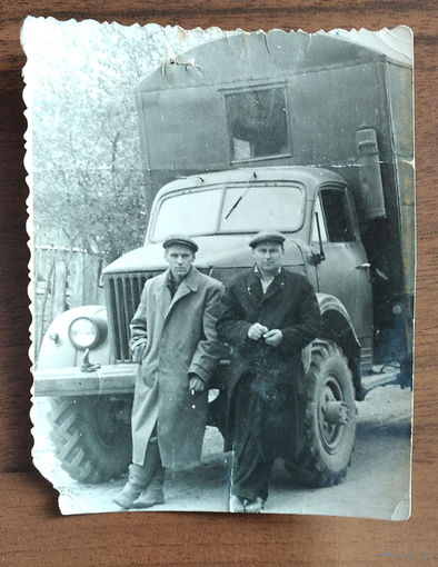 Фото у автомобиля. 1963 г. 8х10.5 см.