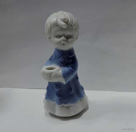Статуэтка фарфоровая "мальчик-подсвечник" 80-е годы Европа. Высота 10.5 см.