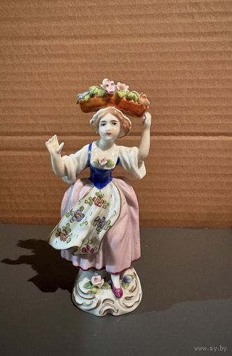 Статуэтка Дама с цветами Германия Sitzendorf антик
