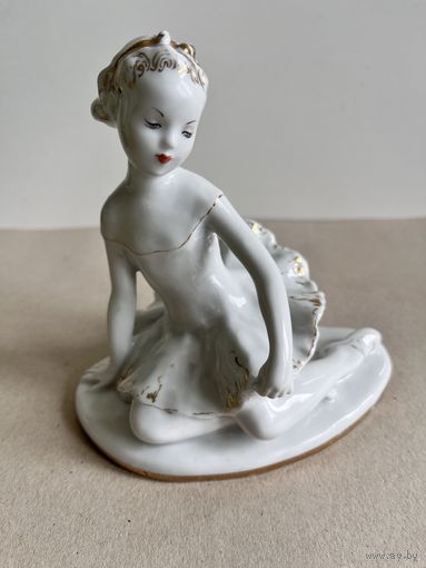 СТАТУЭТКА ФАРФОРОВАЯ "БАЛЕРИНА  ДАШЕНЬКА". ЛФЗ. ВЫСОТА 13 СМ. СМ.ФОТО, КЛЕЙМА И ОПИСАНИЕ.