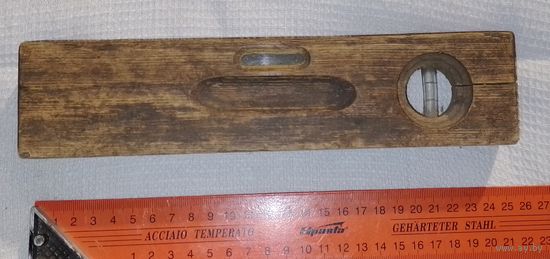 Старенький деревянный уровень для декора