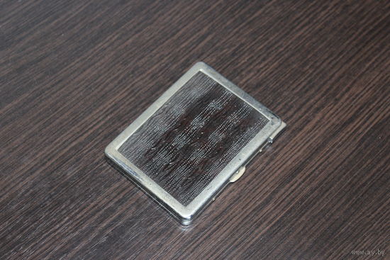 Портсигар металлический с встроенной зажигалкой.