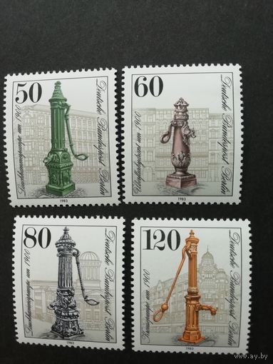 Западный Берлин 1983 Серия из 4 марок "Исторические уличные колонки воды в Берлине" (чистые**) Mi.689-692 каталог 8.50 евро