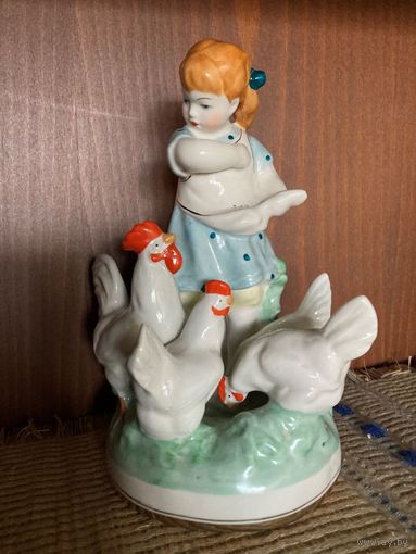 Статуэтка БССР Девочка кормит кур