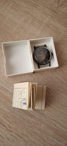 Часы Зим Победа. Редкий циферблат. Хороший сохран. Редкий ранний номер. Комплект. Идут, через разное время останавливаются. Без репассажа. Состояние на фото.