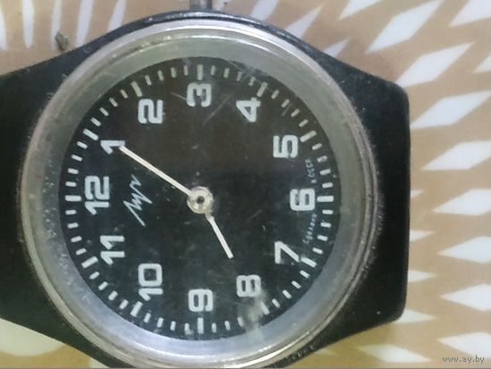 Часы наручные  ЛУЧ  . В ремонт,коллекцию,на запчасти. Состояние на скане.