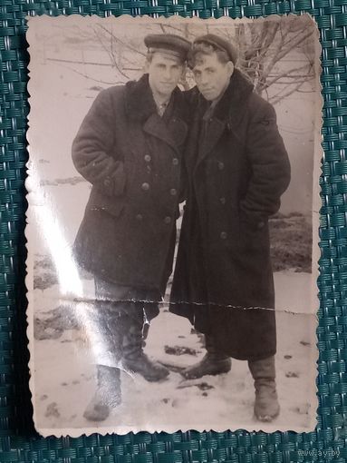 Фотография. Два брутальных парня в пальто и сапогах. Ретро СССР.
