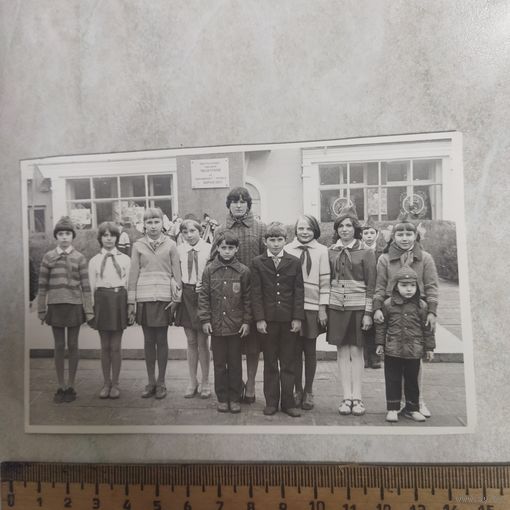 Фотография. История СССР в лицах. Пионеры из 4"А" в почетном карауле у памятника подпольщицы и партизанки Л. Чаловской. г. Борисов.