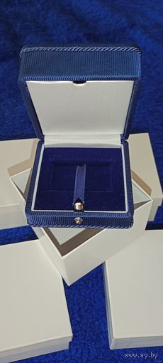 Торги . Футляры  в коробках   3 (три)  штуки   одним лотом . РАЗМЕР ФУТЛЯРА 7 см на 7 см .  Для монет , для украшений , слитков из Золота , Серебра , Платины