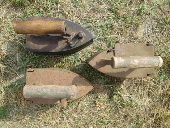 Три древних утюга одним лотом