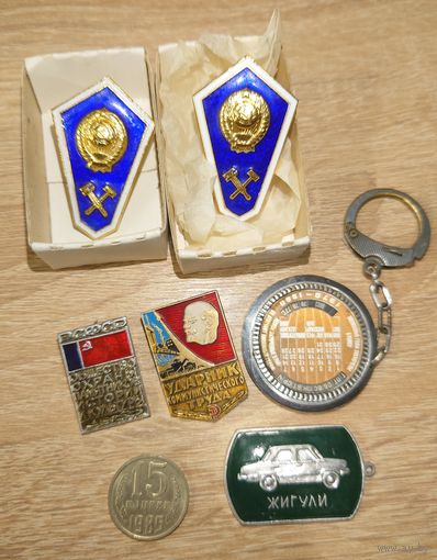 Значки поплавок, общество охраны памятников, ударник; плюс брелок календарь 1970-80