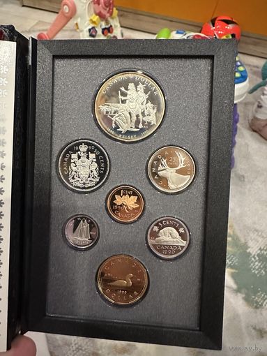 1 канадский доллар