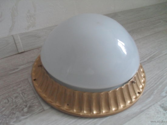 Старый подъездный светильник на 2 лампы.