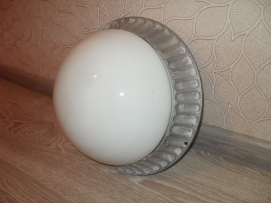 Старый подъездный светильник на 2 лампы.