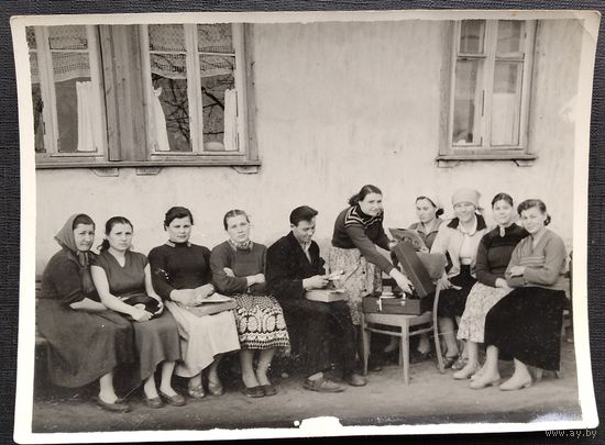 Фото из СССР. "Девять девок - один я" 9х12 см.