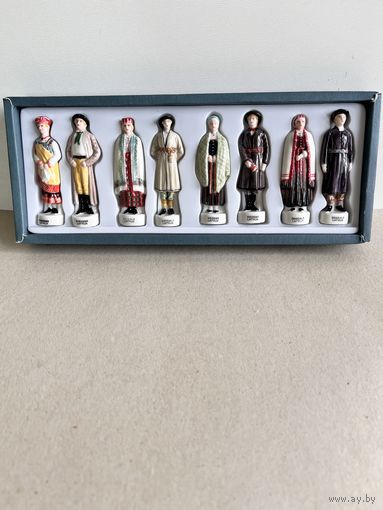 СТАТУЭТКИ ФАРФОРОВЫЕ "ЛАТЫШСКИЕ КОСТЮМЫ РЕГИОНОВ ЛАТВИИ". В КОМПЛЕКТЕ: 8 ФИГУР ПО 6,5 СМ. МИНИАТЮРА. ЛАТВИЯ. СМ.ФОТО И ОПИСАНИЕ.