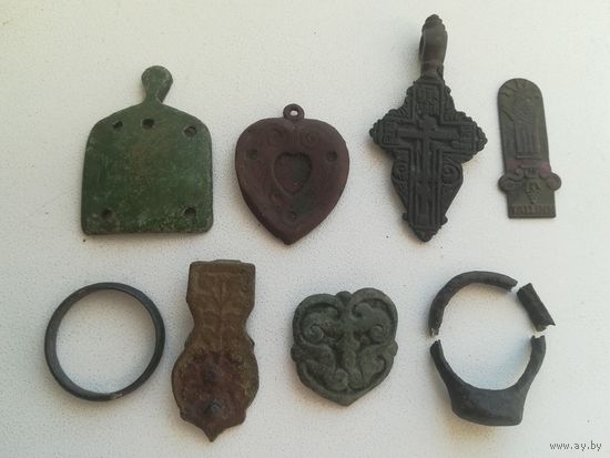 Церковный крестик, колечко с надписью и другое.