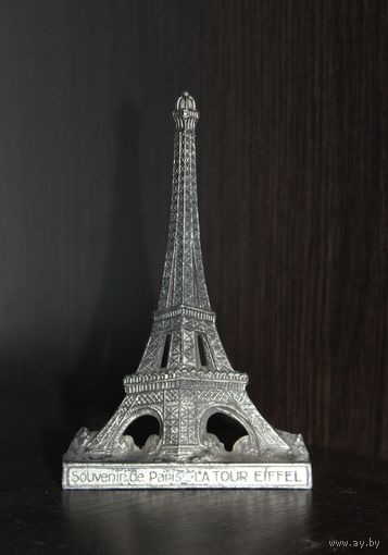 Миниатюрная копия Эйфелевой башни.