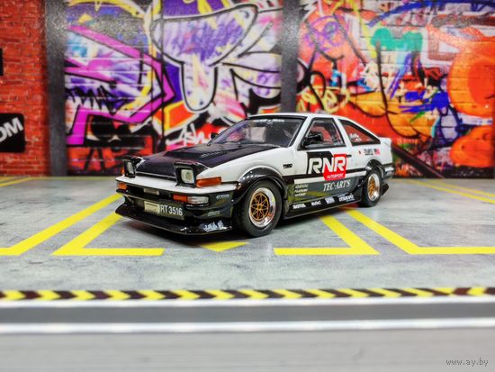 Коллекционная модель 1/64 Inno64 Toyota Sprinter Trueno AE86