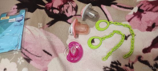 Пустышки силиконовые 0+ 3 шт. и 2 цепочки вместе