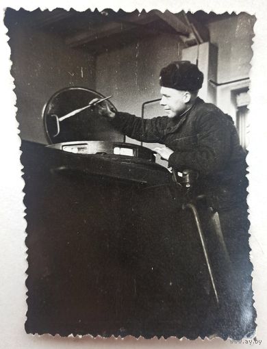 Советский солдат. Люк, техника. Фотография. Фото СССР