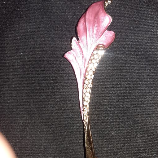 Винтажная броши от бренда Dolphin Ore с кристаллами от Сваровски