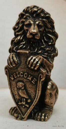 Статуэтка миниатюра Лев со щитом Бронза
