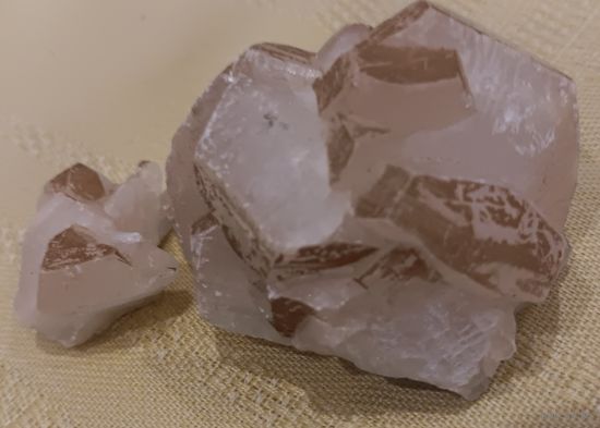 Минеральный камень кальцит с налётом коричневого лимонита. 250 гр. 8х5 см. Из личной коллекции.
