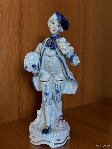 Фарфоровая статуэтка Элегантный кавалер с букетом цветов. Capodimonte