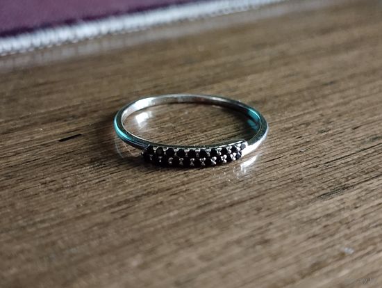 Серебряное кольцо с черными фианитами размер 17,5