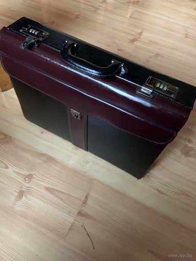 Купленный ещё в конце 90-х импортный чемоданчик-дипломат с кодовым замком. Практически не пользовались. Замки все рабочие.
