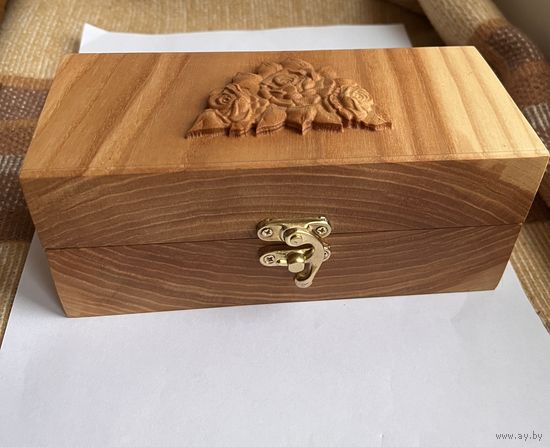 Шкатулка с резным декором Розы. Дерево Ясень
