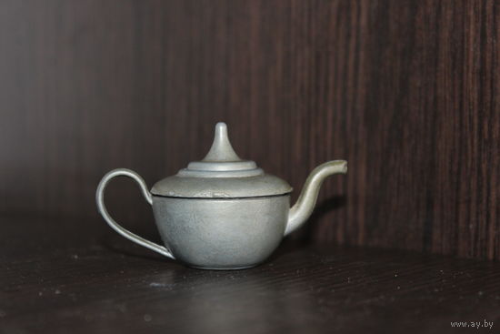 Миниатюрный, металлический чайник.
