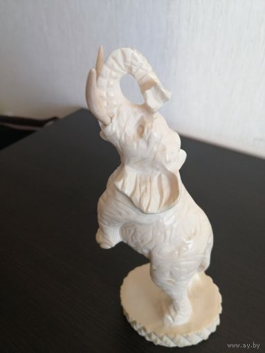 Слон -- ручная работа, слоновая кость