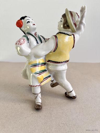 СТАТУЭТКА ФАРФОРОВАЯ "ТАНЦУЮЩИЕ ДЕТИ. ГУЦУЛЬСКИЙ ТАНЕЦ ". 13*10*8 СМ. ЗХК ПОЛОННОЕ. СМ. КЛЕЙМО,ФОТО И ОПИСАНИЕ.