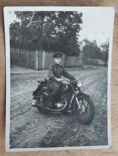 Фото военного на мотоцикле. 1953 г. 9х12 см.