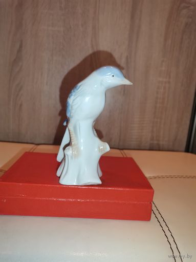 Фарфоровая статуэтка "Птица на пне", высота 13 см., без сколов и трещин.
