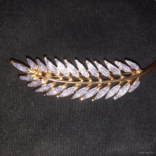 Винтажная брошь от бренда Dolphin Ore с кристаллами Сваровски