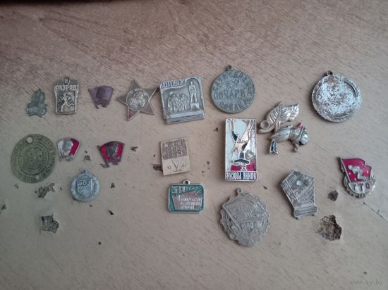 Лот значков на панно